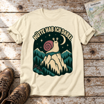 Hütte hab ich dabei – T-Shirt Unisex in Natur, flach liegend auf alten Holzbrettern mit Wanderschuhen und Wanderkarte.