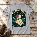 Hütte hab ich dabei – T-Shirt Unisex in Hellgrau, flach liegend auf alten Holzbrettern mit Wanderschuhen und Wanderkarte.
