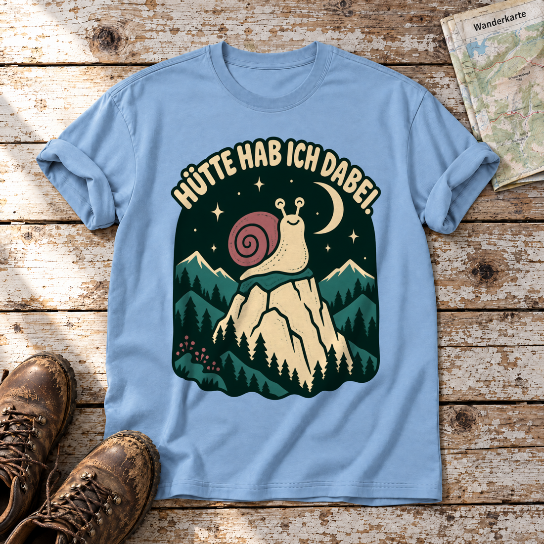Hütte hab ich dabei – T-Shirt Unisex in Himmelblau, flach liegend auf alten Holzbrettern mit Wanderschuhen und Wanderkarte.