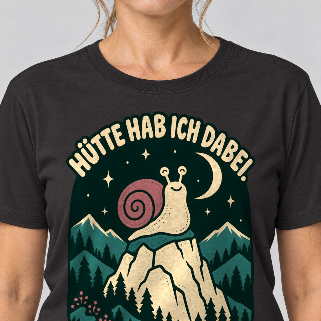 Nahaufnahme des Drucks: Hütte hab ich dabei – T-Shirt Unisex in Schwarz, von einer Frau getragen