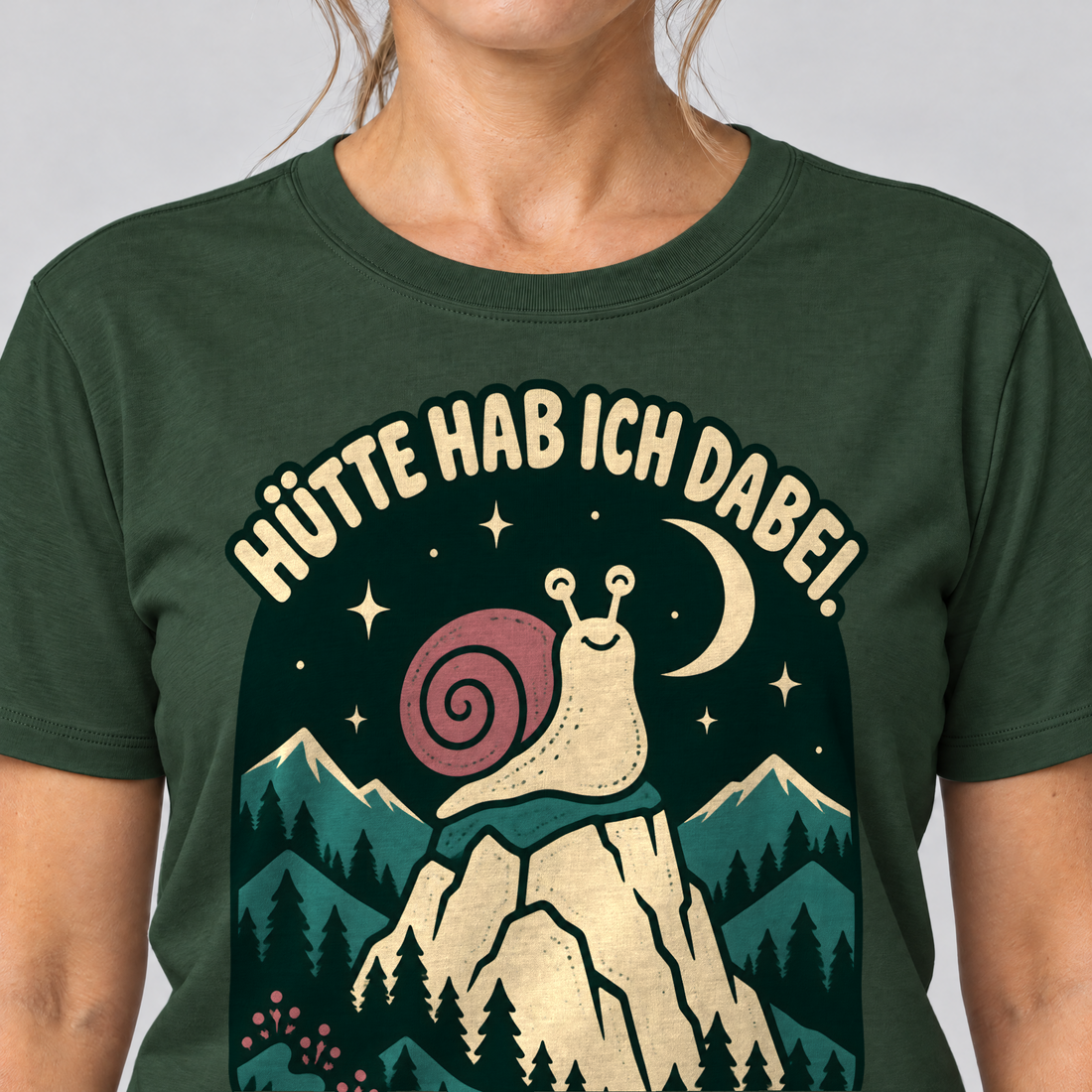Nahaufnahme des Drucks: Hütte hab ich dabei – T-Shirt Unisex in Flaschengrün, von einer Frau getragen