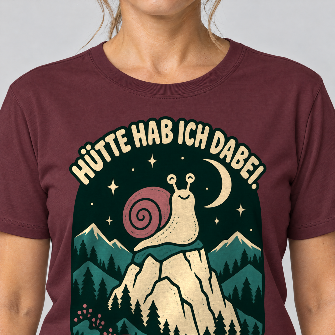 Nahaufnahme des Drucks: Hütte hab ich dabei – T-Shirt Unisex in Bordeaux, von einer Frau getragen
