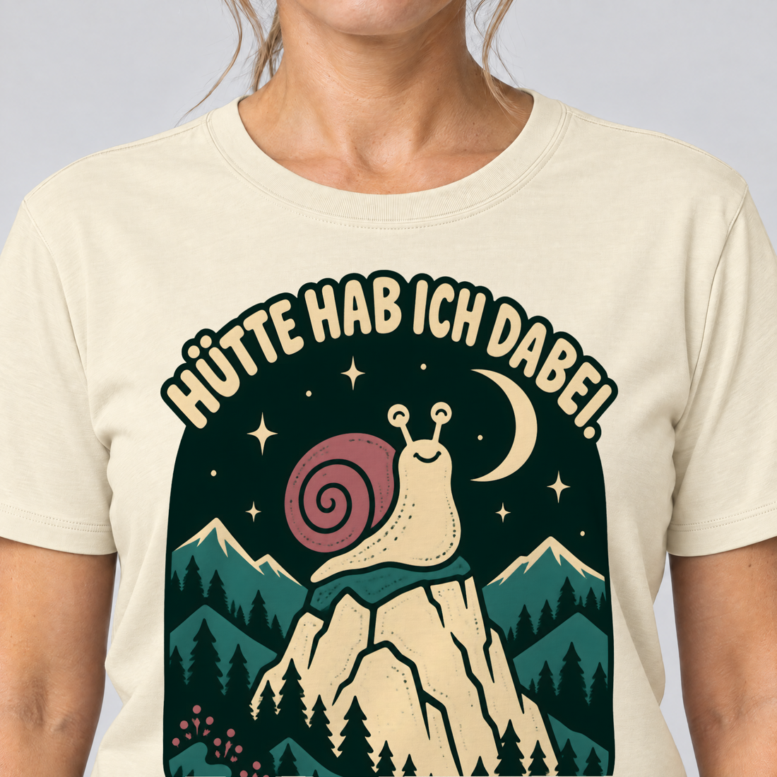 Nahaufnahme des Drucks: Hütte hab ich dabei – T-Shirt Unisex in Natur, von einer Frau getragen