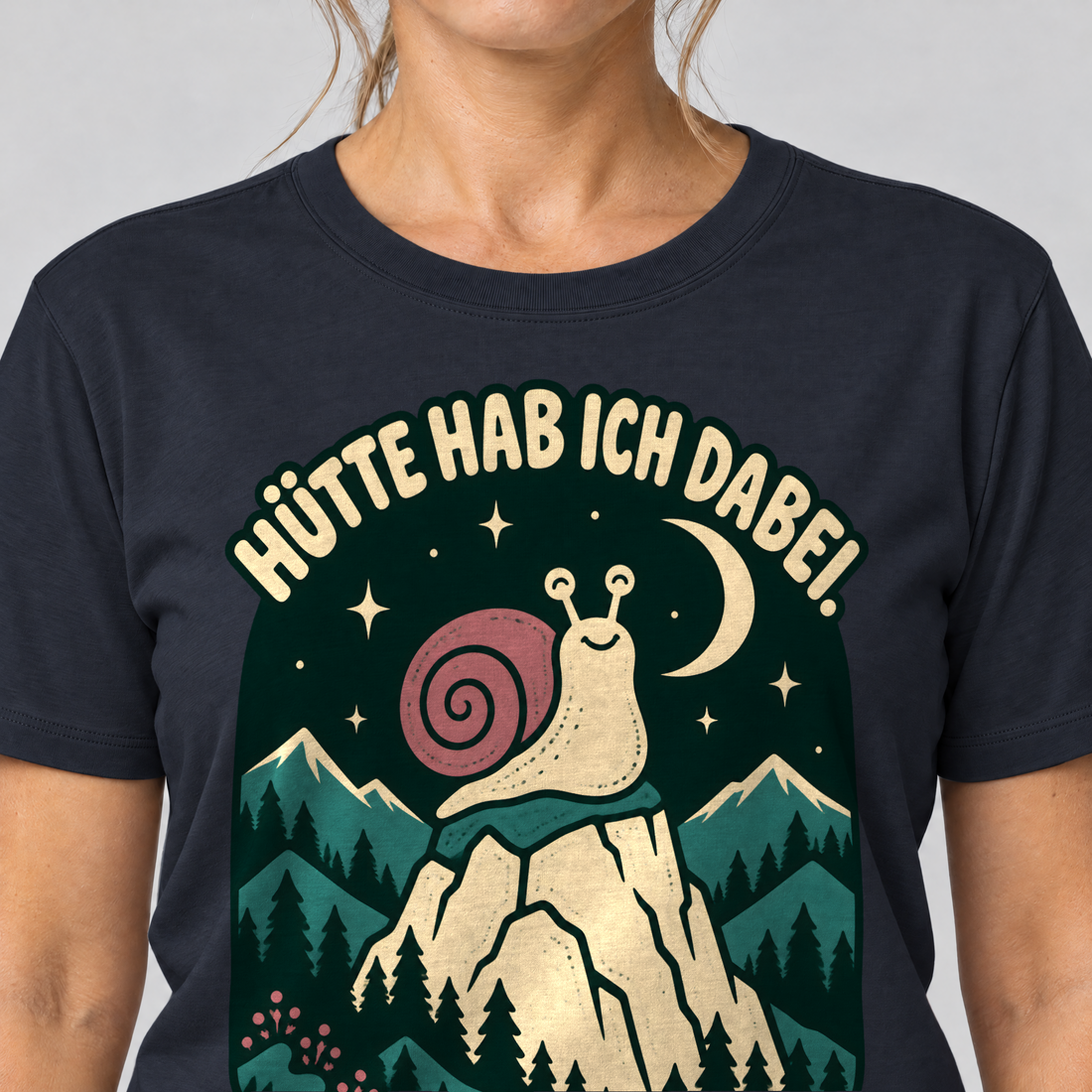 Nahaufnahme des Drucks: Hütte hab ich dabei – T-Shirt Unisex in Navy, von einer Frau getragen