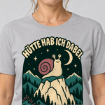 Nahaufnahme des Drucks: Hütte hab ich dabei – T-Shirt Unisex in Hellgrau, von einer Frau getragen