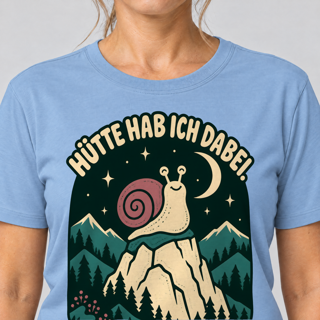 Nahaufnahme des Drucks: Hütte hab ich dabei – T-Shirt Unisex in Himmelblau, von einer Frau getragen