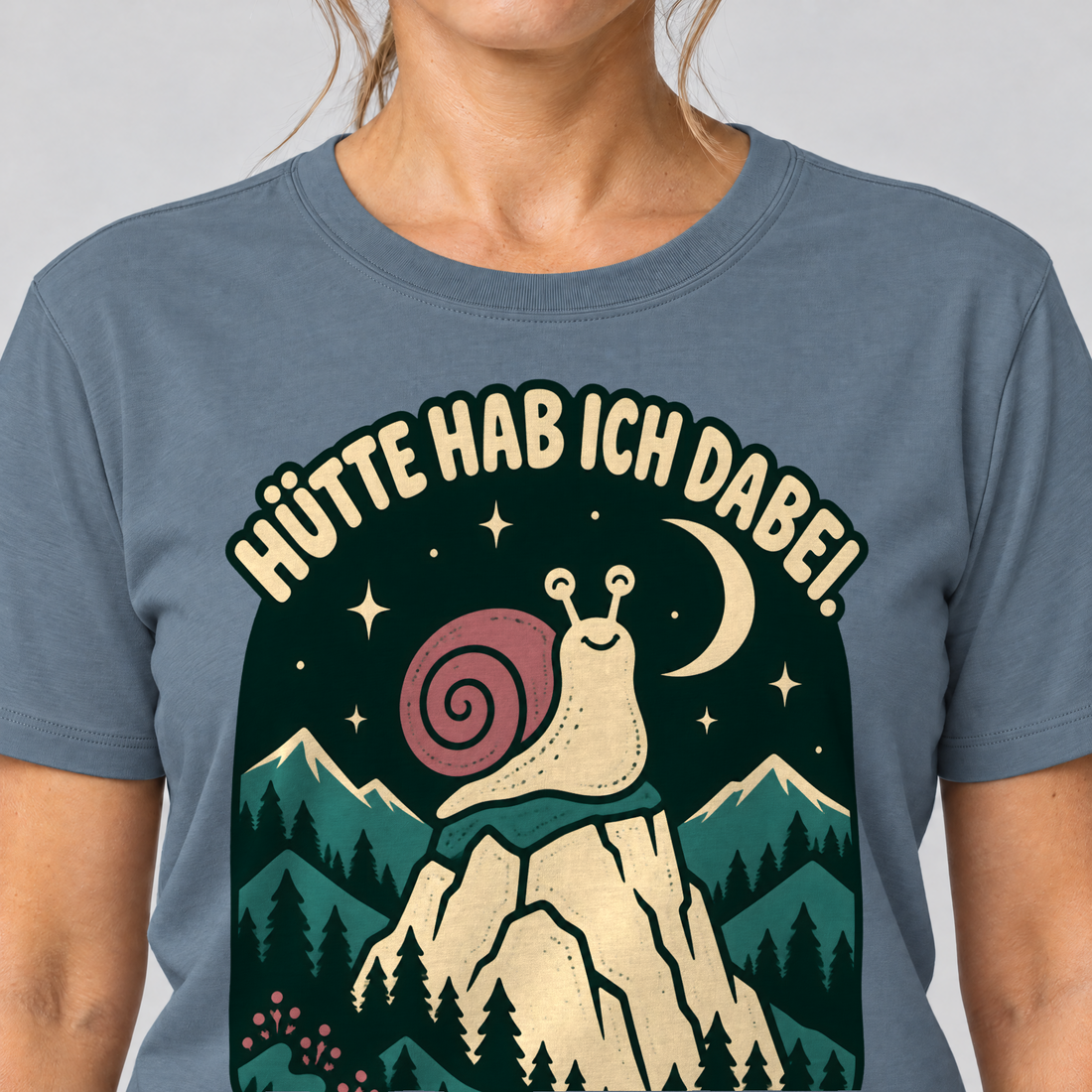 Nahaufnahme des Drucks: Hütte hab ich dabei – T-Shirt Unisex in Steinblau, von einer Frau getragen