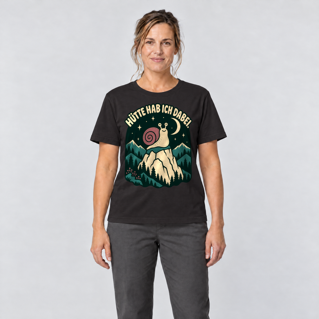Frau trägt Hütte hab ich dabei – T-Shirt Unisex in Schwarz, Ansicht von vorn
