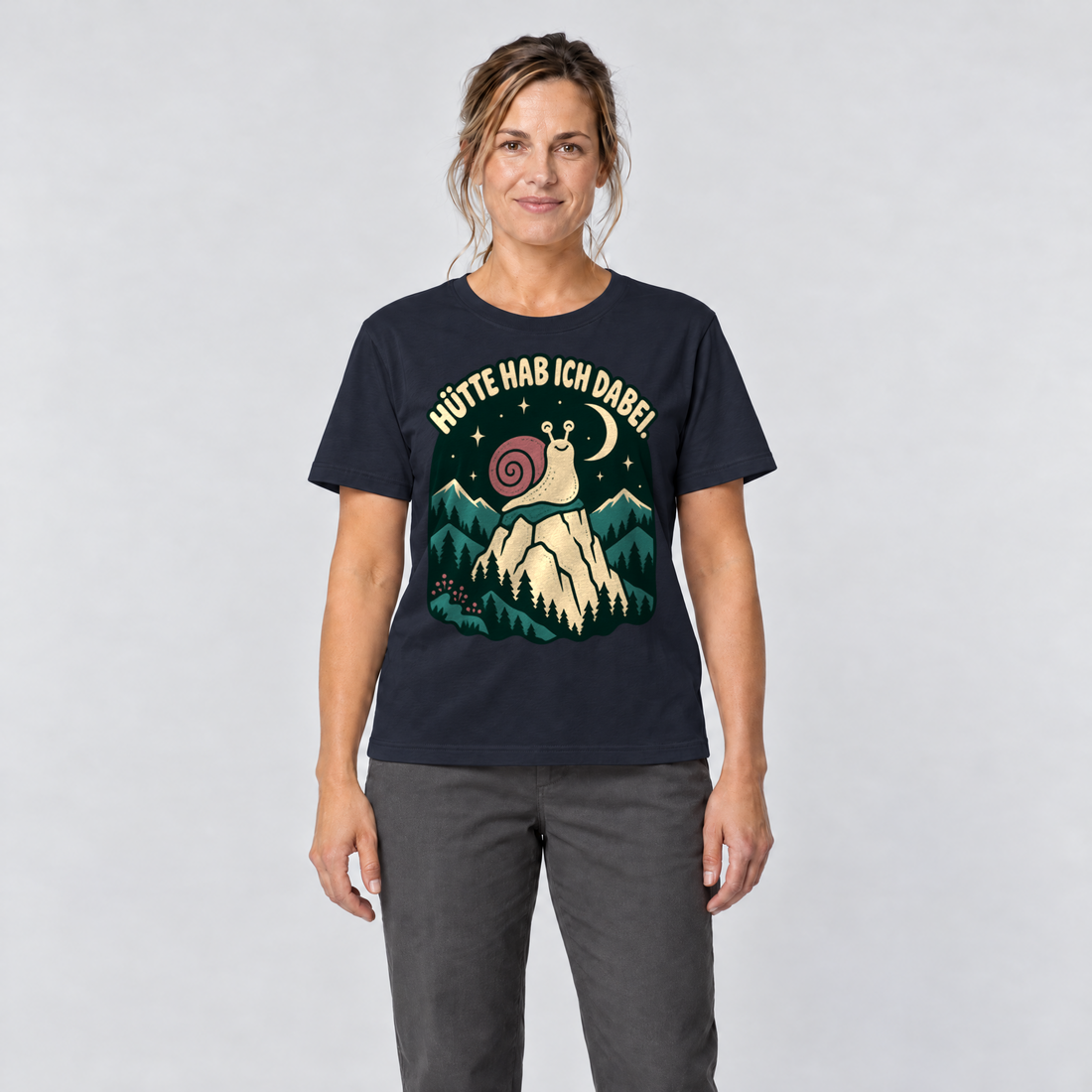 Frau trägt Hütte hab ich dabei – T-Shirt Unisex in Navy, Ansicht von vorn