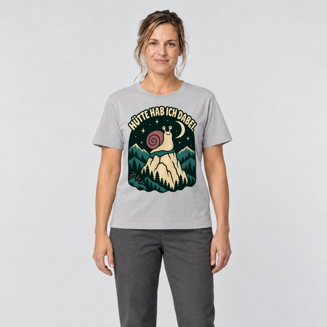 Frau trägt Hütte hab ich dabei – T-Shirt Unisex in Hellgrau, Ansicht von vorn