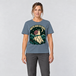 Frau trägt Hütte hab ich dabei – T-Shirt Unisex in Steinblau, Ansicht von vorn