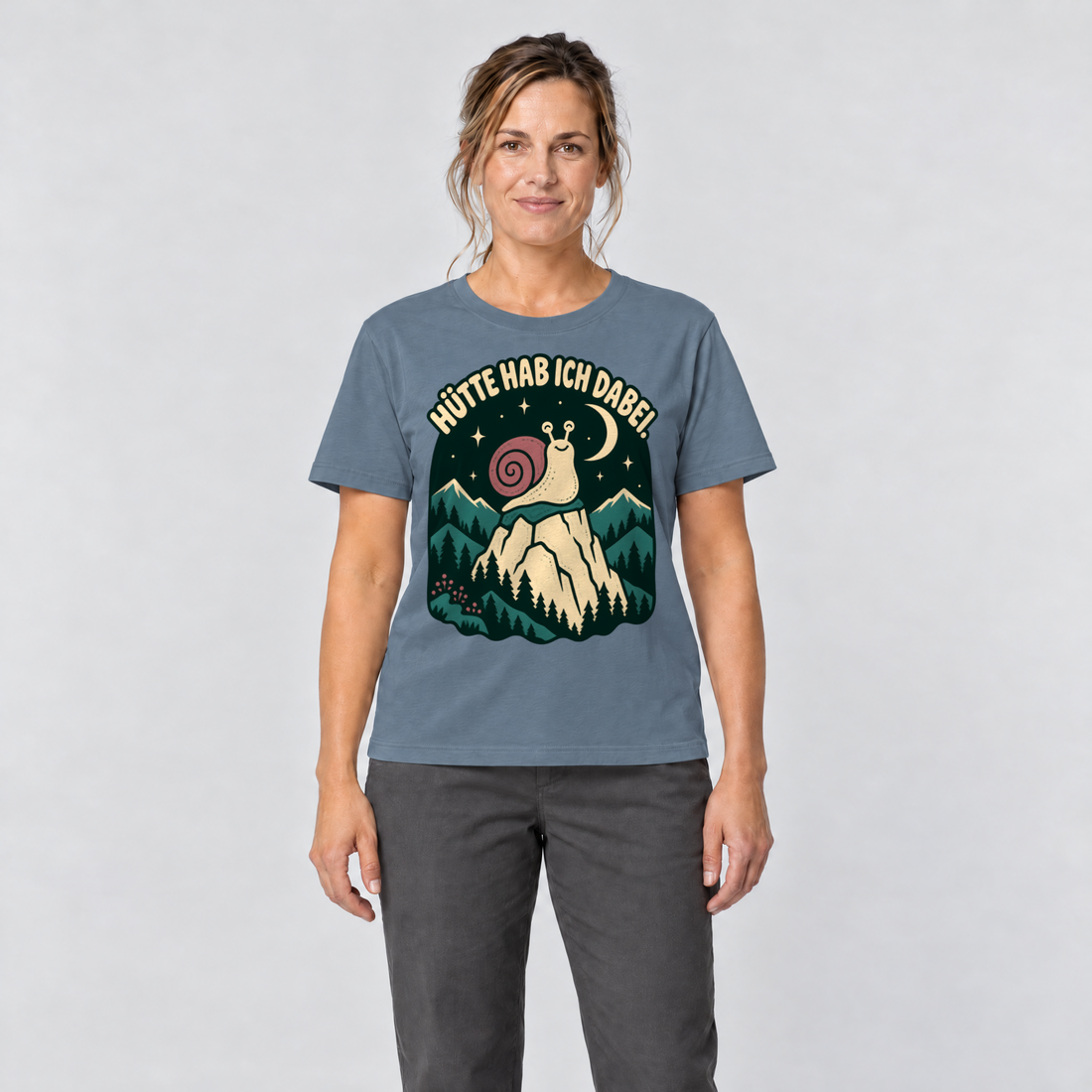 Frau trägt Hütte hab ich dabei – T-Shirt Unisex in Steinblau, Ansicht von vorn