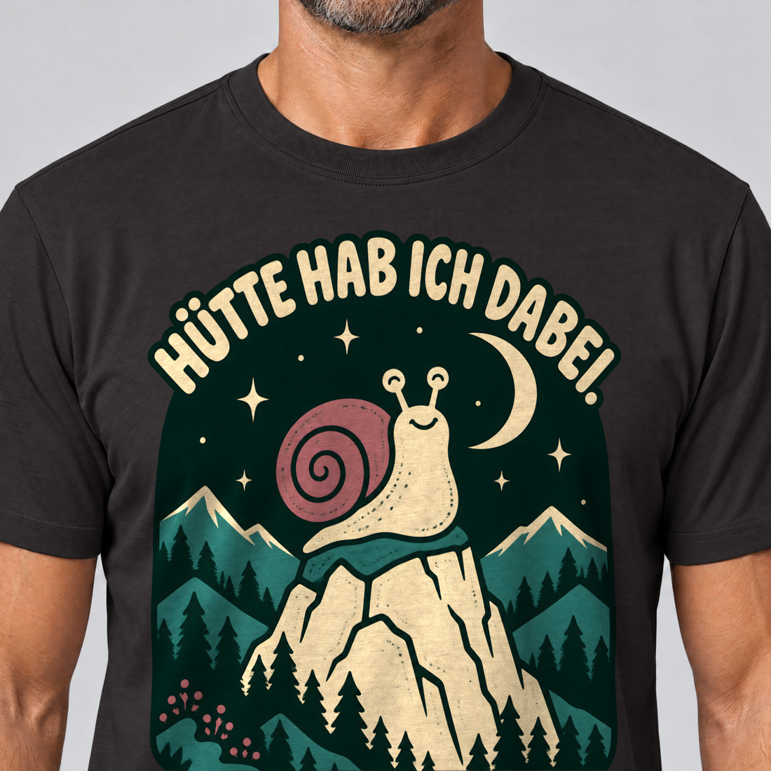 Nahaufnahme des Drucks: Hütte hab ich dabei – T-Shirt Unisex in Schwarz, von einem Mann getragen