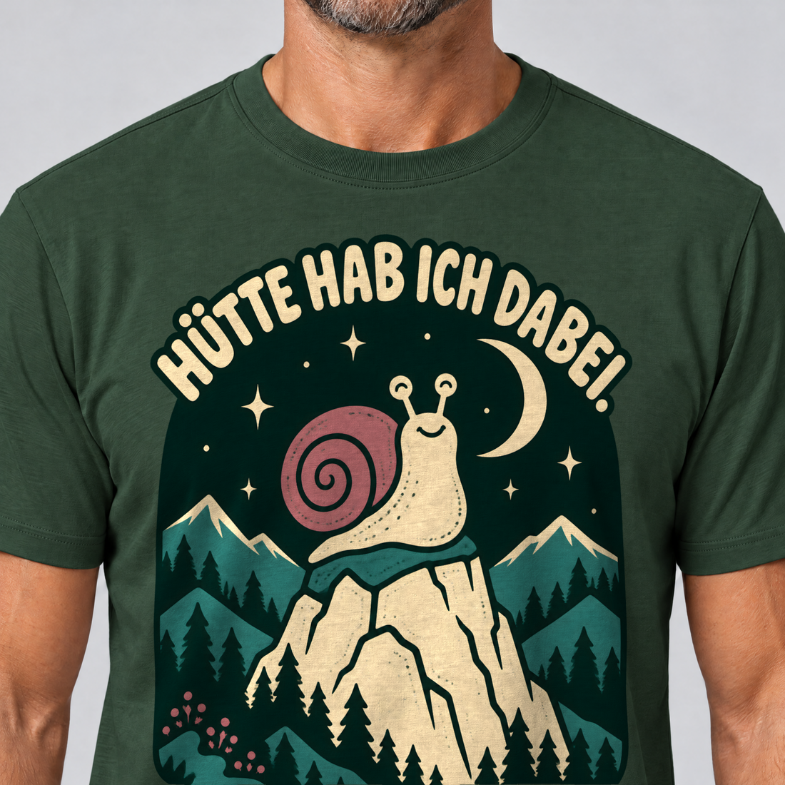 Nahaufnahme des Drucks: Hütte hab ich dabei – T-Shirt Unisex in Flaschengrün, von einem Mann getragen
