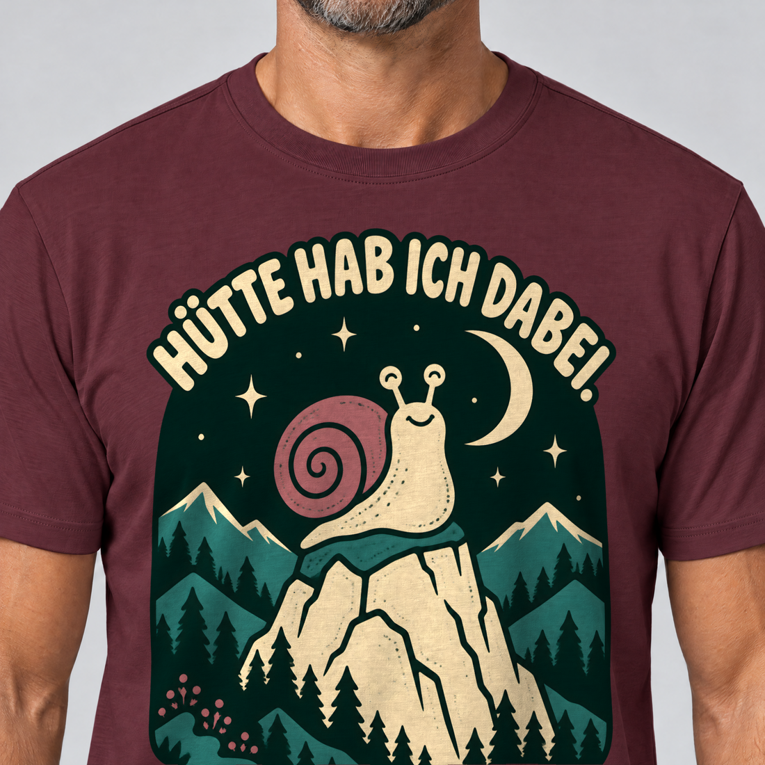 Nahaufnahme des Drucks: Hütte hab ich dabei – T-Shirt Unisex in Bordeaux, von einem Mann getragen