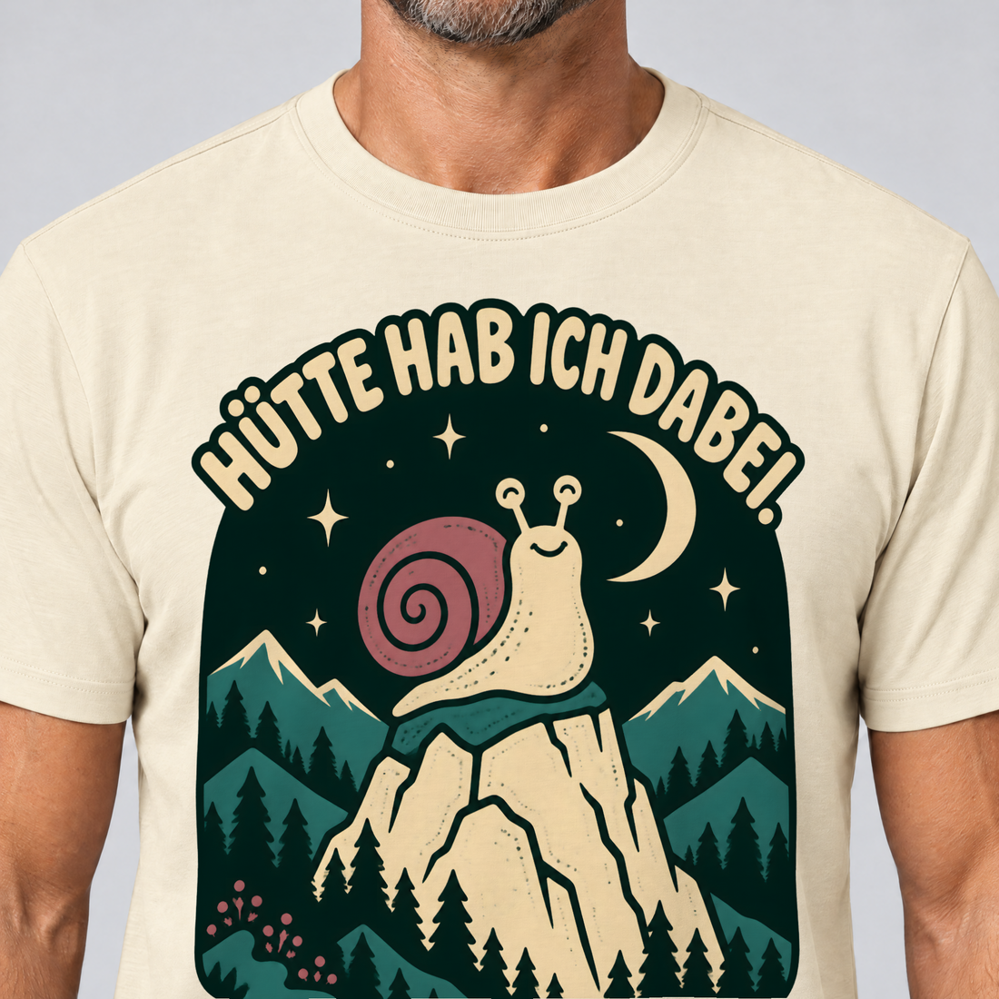 Nahaufnahme des Drucks: Hütte hab ich dabei – T-Shirt Unisex in Natur, von einem Mann getragen