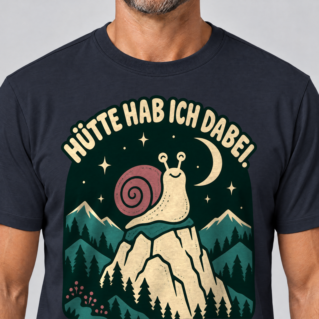 Nahaufnahme des Drucks: Hütte hab ich dabei – T-Shirt Unisex in Navy, von einem Mann getragen