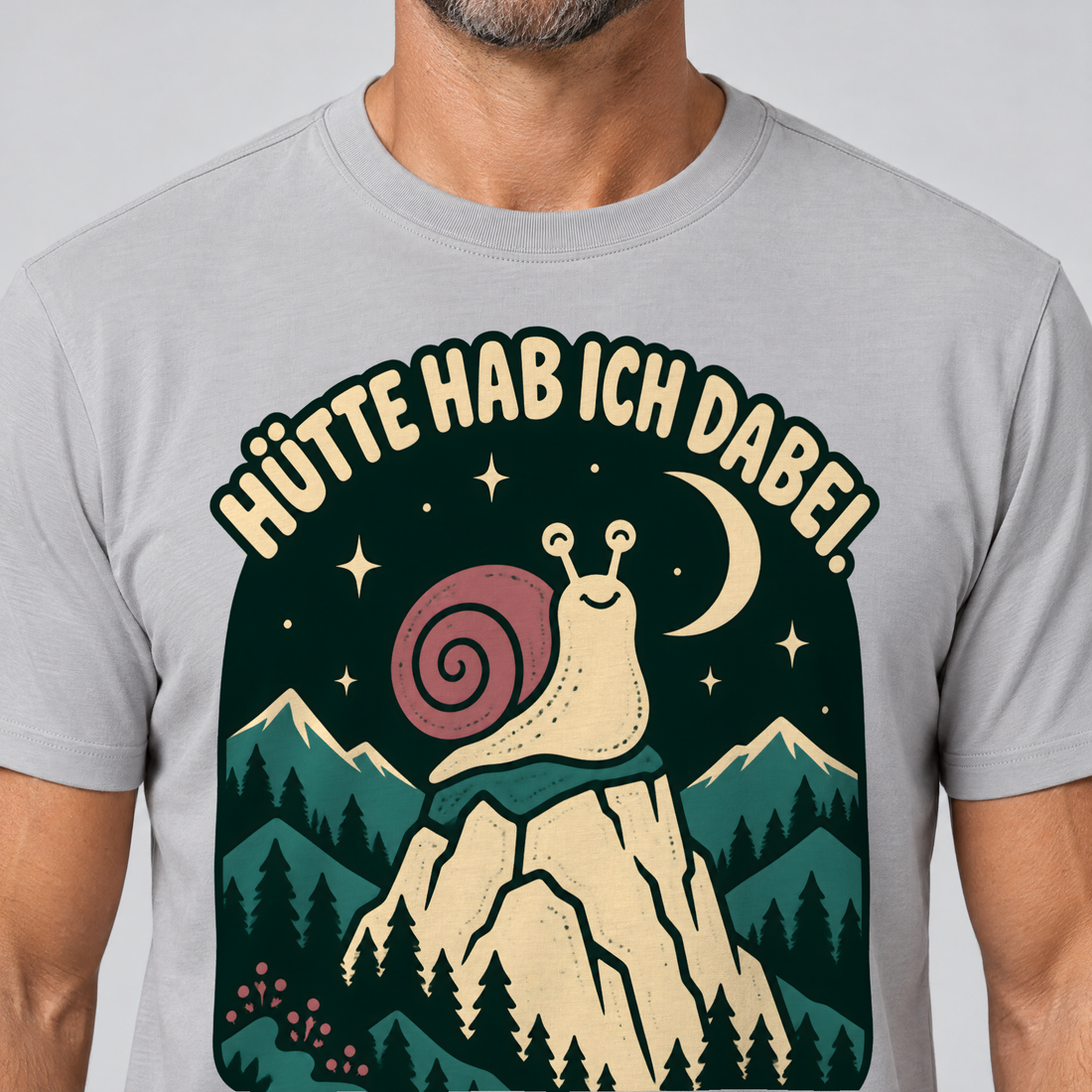 Nahaufnahme des Drucks: Hütte hab ich dabei – T-Shirt Unisex in Hellgrau, von einem Mann getragen