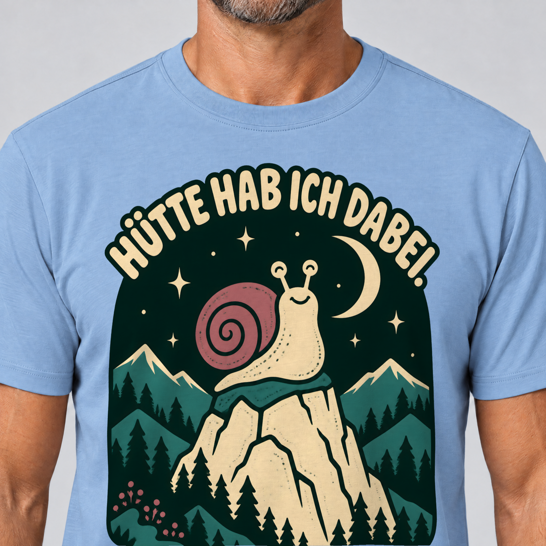 Nahaufnahme des Drucks: Hütte hab ich dabei – T-Shirt Unisex in Himmelblau, von einem Mann getragen
