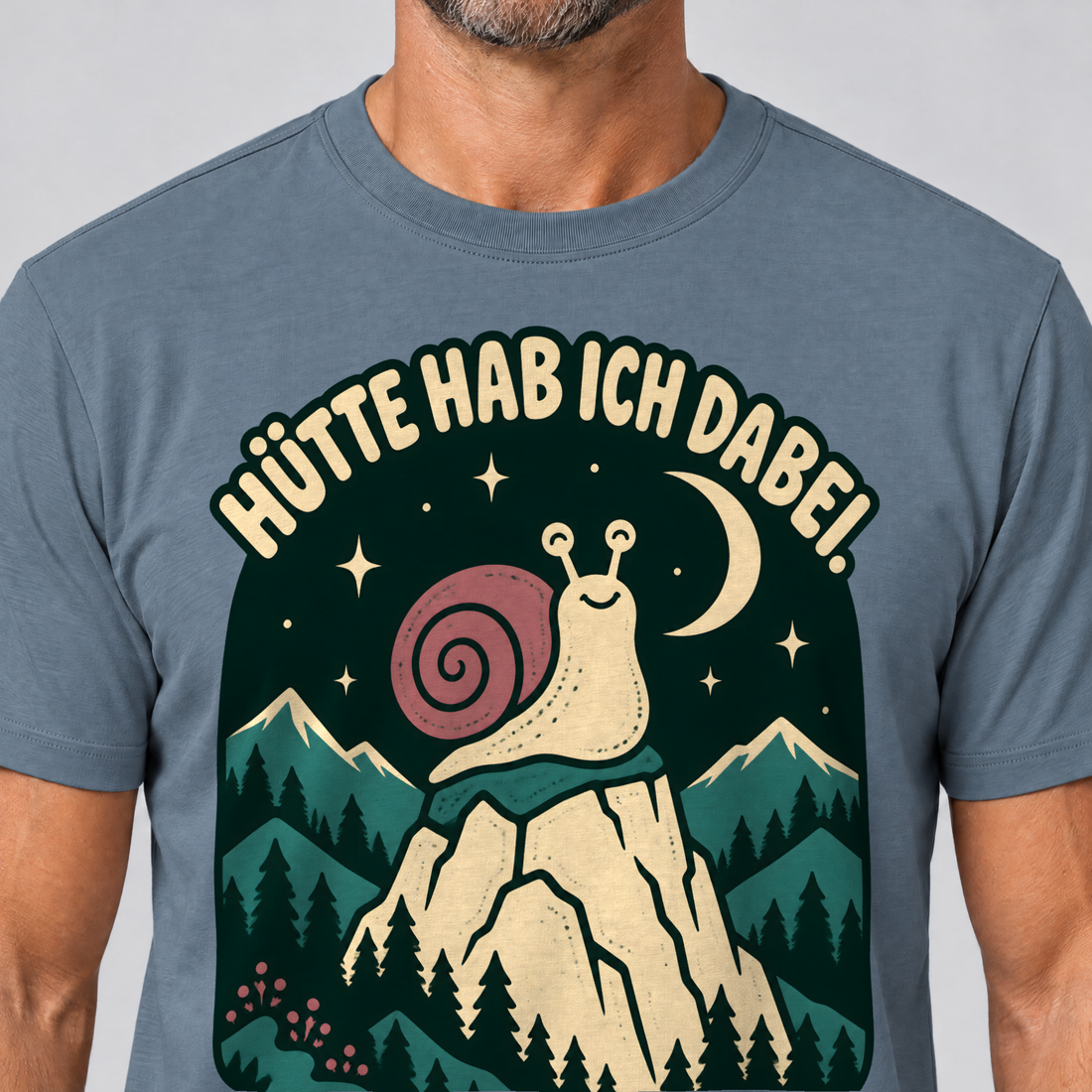 Nahaufnahme des Drucks: Hütte hab ich dabei – T-Shirt Unisex in Steinblau, von einem Mann getragen