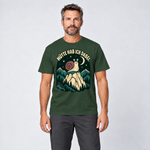 Mann trägt Hütte hab ich dabei – T-Shirt Unisex in Flaschengrün, Ansicht von vorn