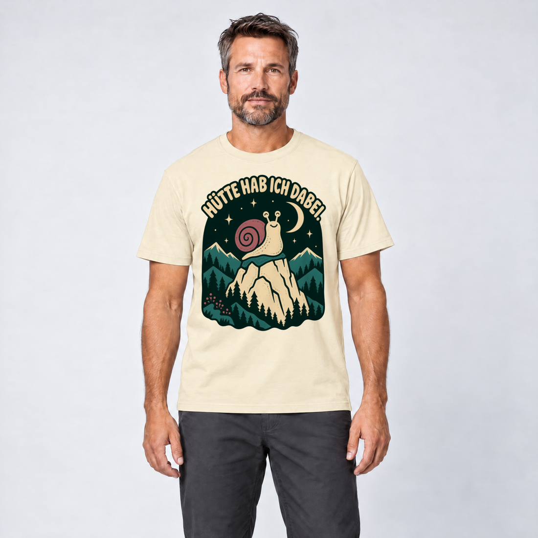 Mann trägt Hütte hab ich dabei – T-Shirt Unisex in Natur, Ansicht von vorn