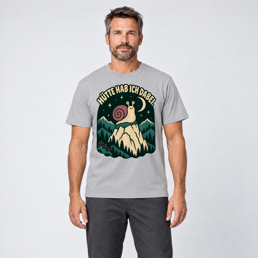 Mann trägt Hütte hab ich dabei – T-Shirt Unisex in Hellgrau, Ansicht von vorn