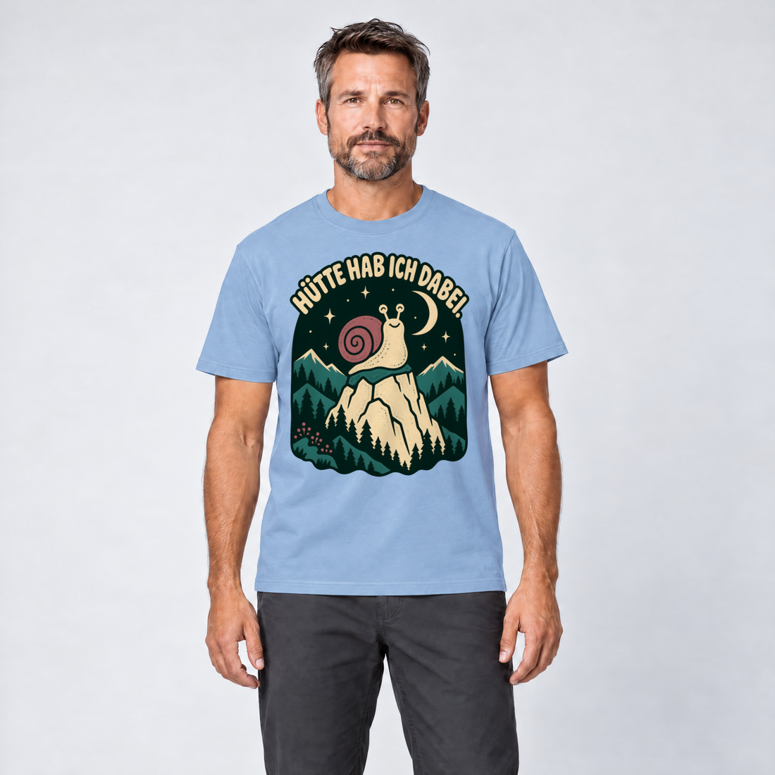 Mann trägt Hütte hab ich dabei – T-Shirt Unisex in Himmelblau, Ansicht von vorn