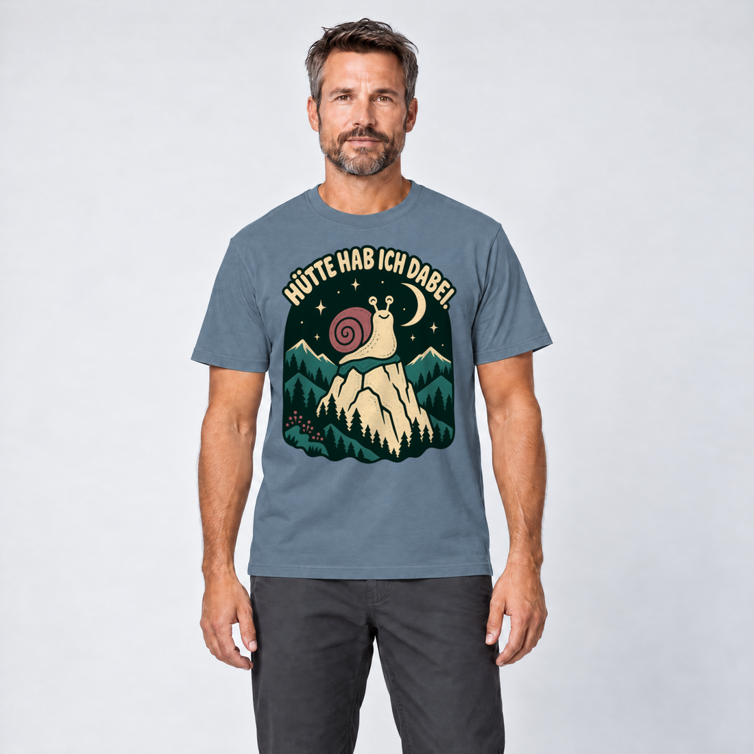 Mann trägt Hütte hab ich dabei – T-Shirt Unisex in Steinblau, Ansicht von vorn