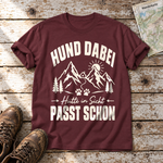 Hütte in Sicht, passt schon – T-Shirt Unisex in Bordeaux, flach liegend auf alten Holzbrettern mit Wanderschuhen und Wanderkarte.