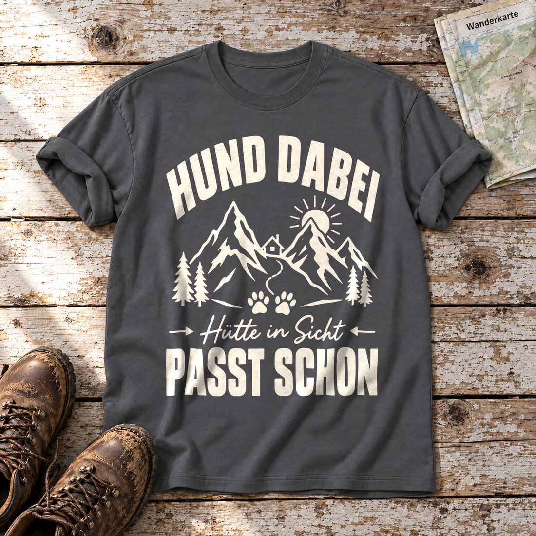 Hütte in Sicht, passt schon – T-Shirt Unisex in Dunkelgrau, flach liegend auf alten Holzbrettern mit Wanderschuhen und Wanderkarte.