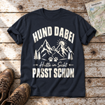 Hütte in Sicht, passt schon – T-Shirt Unisex in Navy, flach liegend auf alten Holzbrettern mit Wanderschuhen und Wanderkarte.