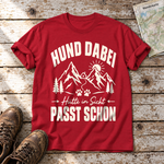 Hütte in Sicht, passt schon – T-Shirt Unisex in Rot, flach liegend auf alten Holzbrettern mit Wanderschuhen und Wanderkarte.