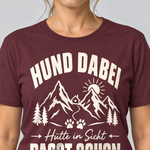 Nahaufnahme des Drucks: Hütte in Sicht, passt schon – T-Shirt Unisex in Bordeaux, von einer Frau getragen