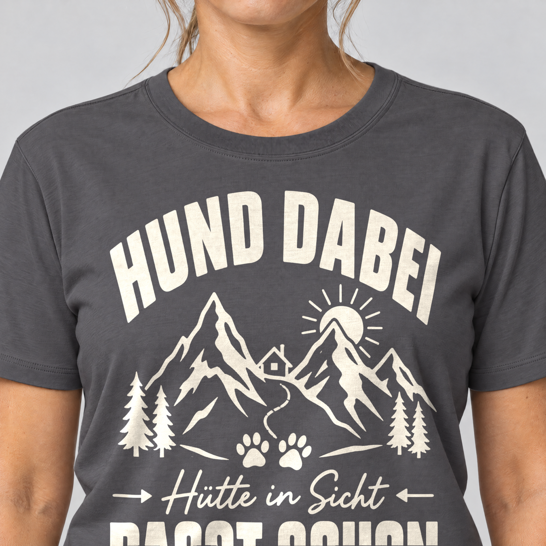 Nahaufnahme des Drucks: Hütte in Sicht, passt schon – T-Shirt Unisex in Dunkelgrau, von einer Frau getragen