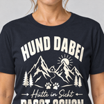 Nahaufnahme des Drucks: Hütte in Sicht, passt schon – T-Shirt Unisex in Navy, von einer Frau getragen