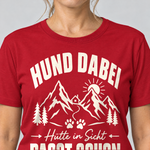 Nahaufnahme des Drucks: Hütte in Sicht, passt schon – T-Shirt Unisex in Rot, von einer Frau getragen