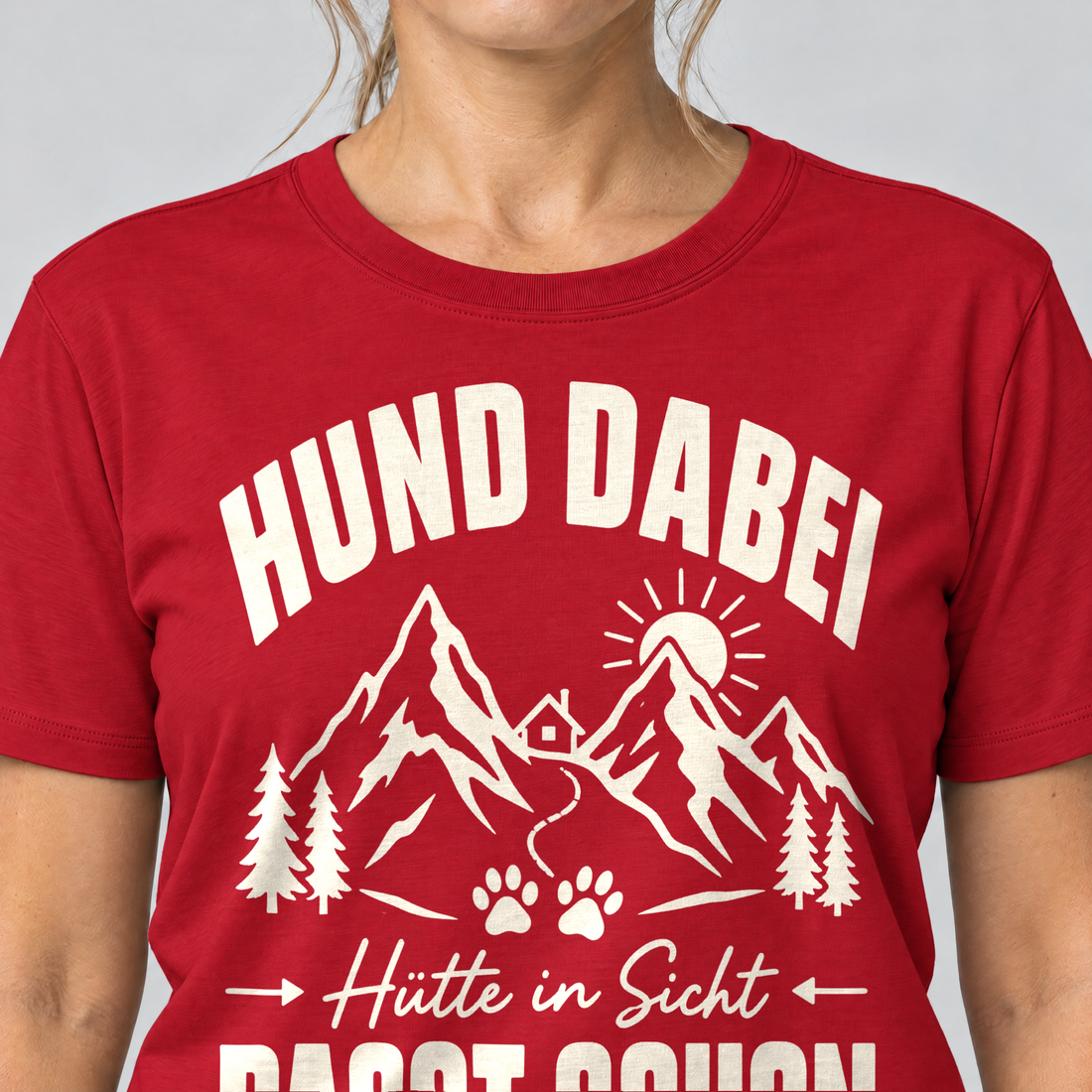 Nahaufnahme des Drucks: Hütte in Sicht, passt schon – T-Shirt Unisex in Rot, von einer Frau getragen