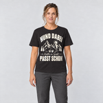 Frau trägt Hütte in Sicht, passt schon – T-Shirt Unisex in Schwarz, Ansicht von vorn