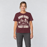 Frau trägt Hütte in Sicht, passt schon – T-Shirt Unisex in Bordeaux, Ansicht von vorn