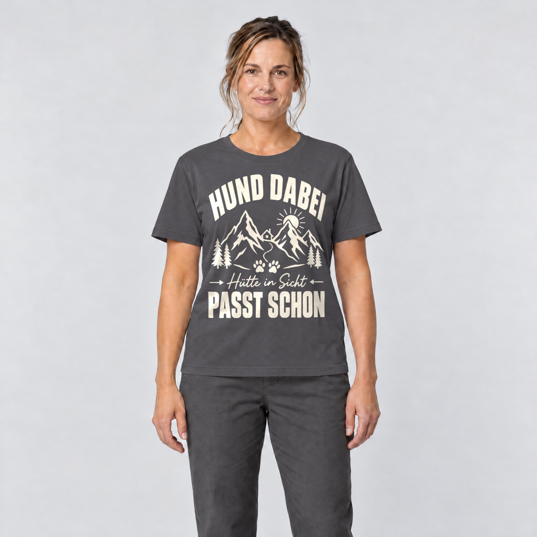Frau trägt Hütte in Sicht, passt schon – T-Shirt Unisex in Dunkelgrau, Ansicht von vorn