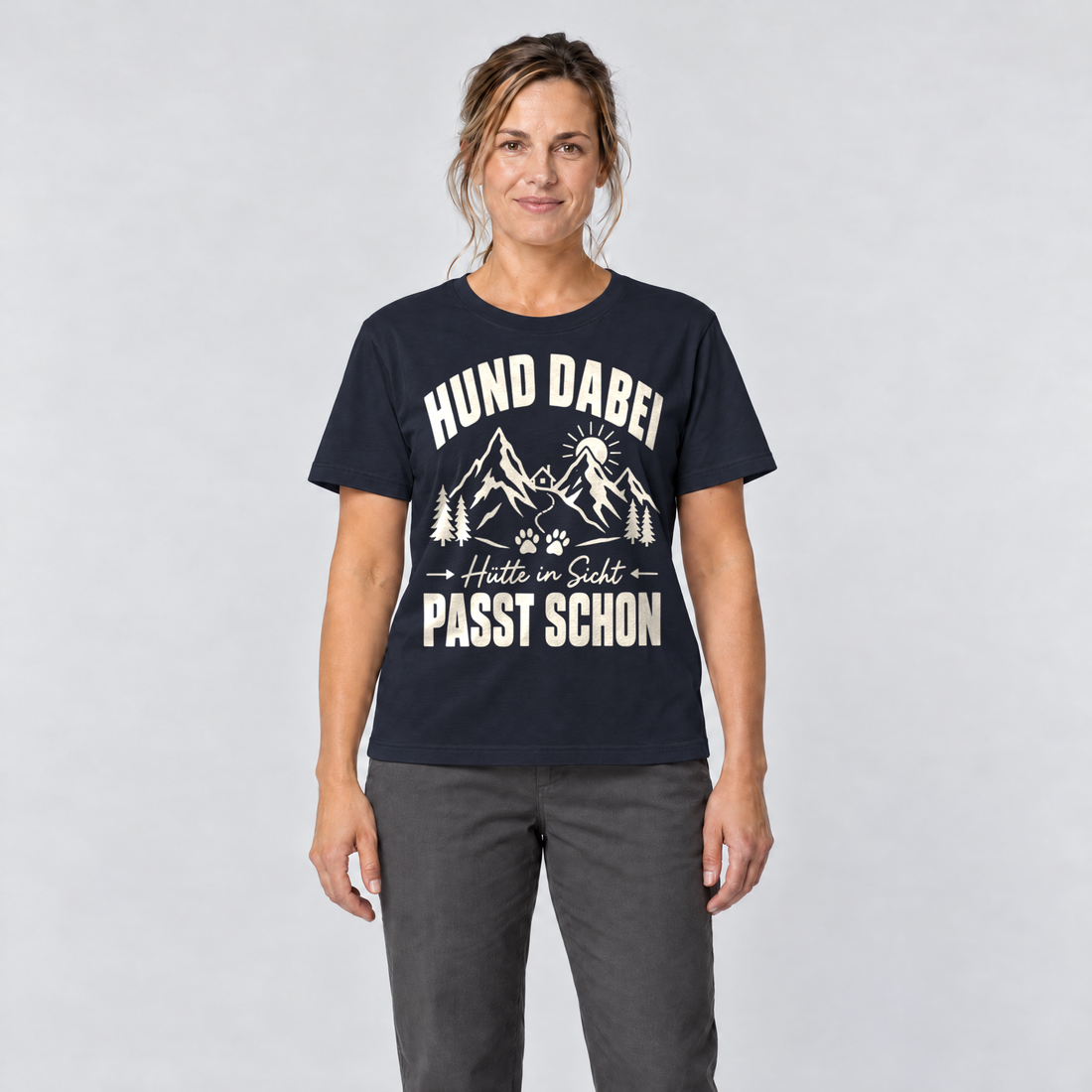 Frau trägt Hütte in Sicht, passt schon – T-Shirt Unisex in Navy, Ansicht von vorn