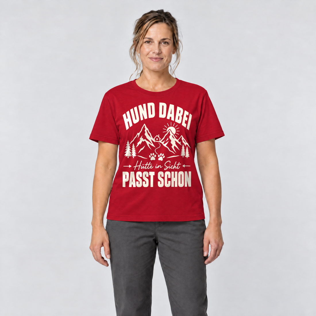 Frau trägt Hütte in Sicht, passt schon – T-Shirt Unisex in Rot, Ansicht von vorn