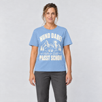 Frau trägt Hütte in Sicht, passt schon – T-Shirt Unisex in Himmelblau, Ansicht von vorn