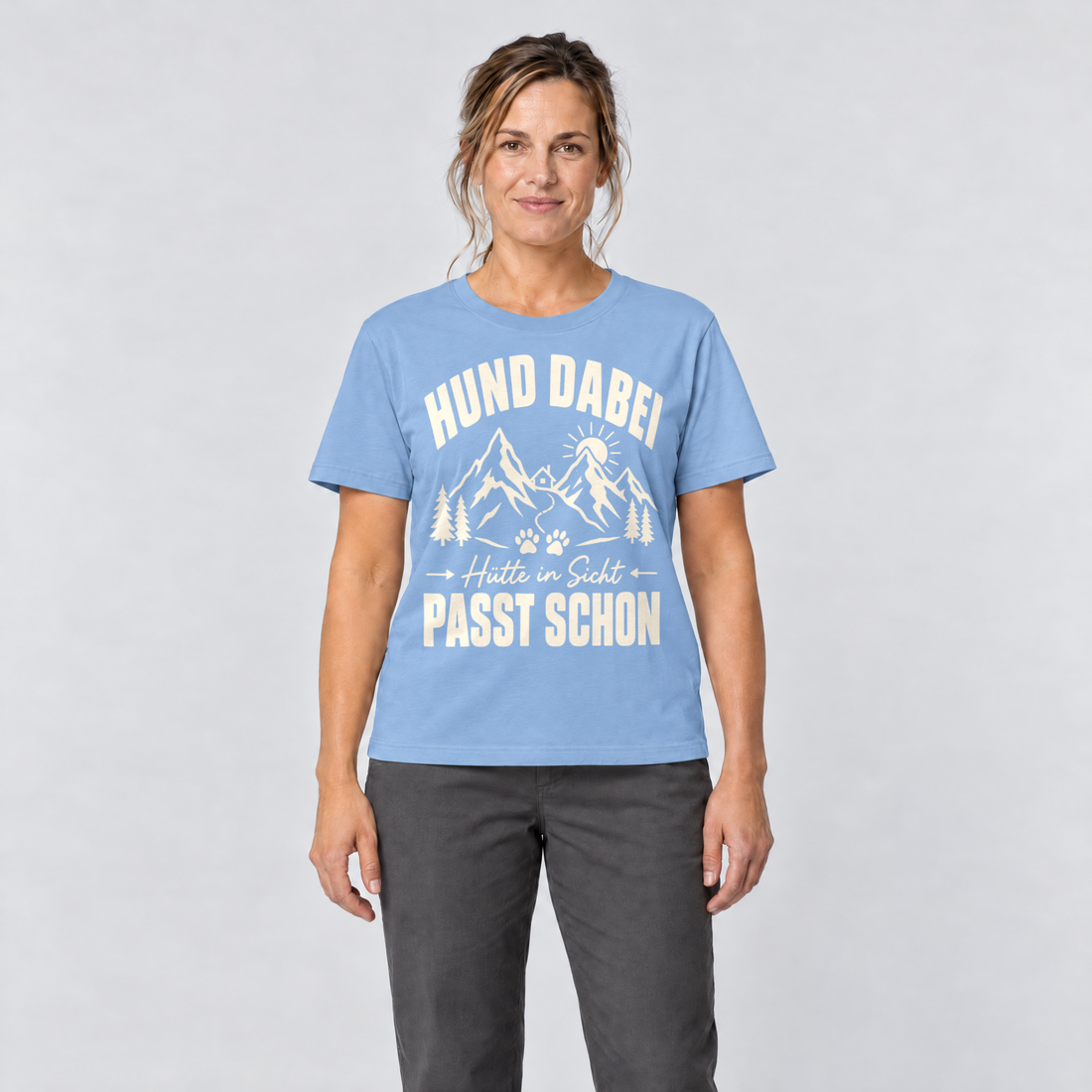 Frau trägt Hütte in Sicht, passt schon – T-Shirt Unisex in Himmelblau, Ansicht von vorn