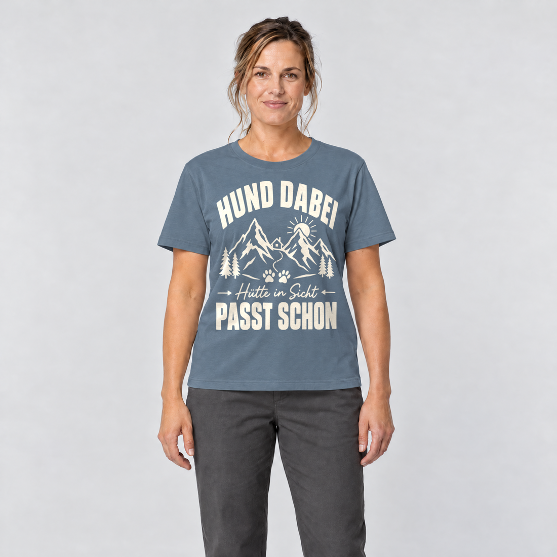 Frau trägt Hütte in Sicht, passt schon – T-Shirt Unisex in Steinblau, Ansicht von vorn
