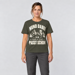 Frau trägt Hütte in Sicht, passt schon – T-Shirt Unisex in Oliv, Ansicht von vorn