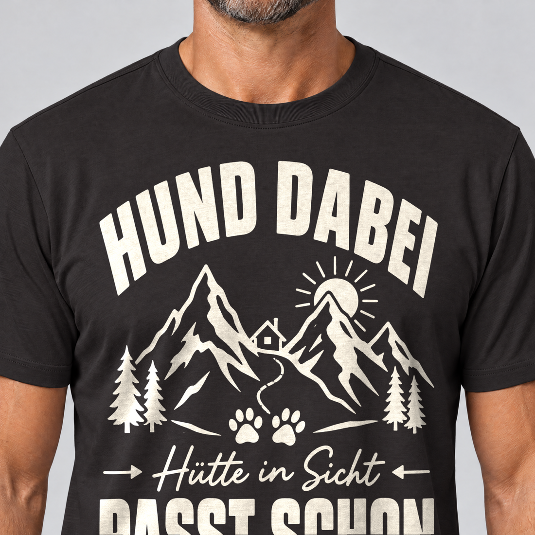 Nahaufnahme des Drucks: Hütte in Sicht, passt schon – T-Shirt Unisex in Schwarz, von einem Mann getragen