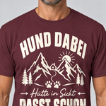 Nahaufnahme des Drucks: Hütte in Sicht, passt schon – T-Shirt Unisex in Bordeaux, von einem Mann getragen