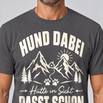 Nahaufnahme des Drucks: Hütte in Sicht, passt schon – T-Shirt Unisex in Dunkelgrau, von einem Mann getragen